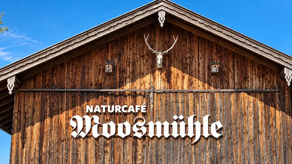 Holzgiebel mit dem Schriftzug Naturcafé Moosmühle und einem Hirschgeweih